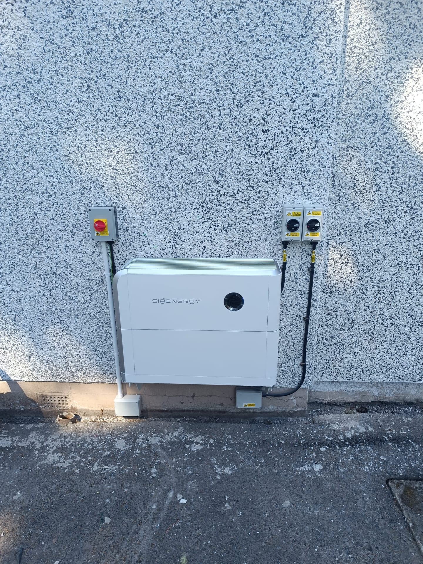 6.9 kWp in-roof solar + 9 kWh battery, Auchterarder renovation — install photo 1